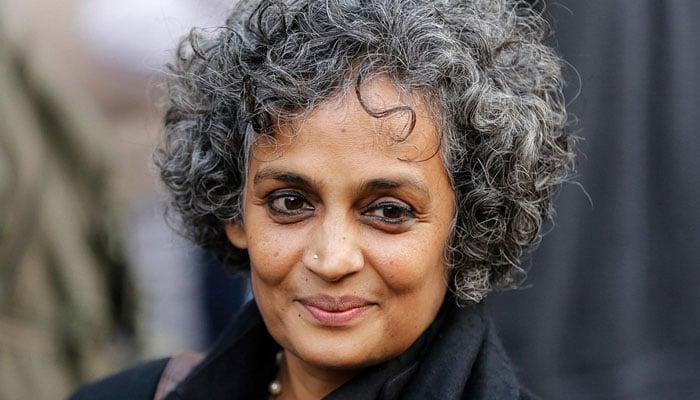 ایران پر حملوں کی مذمت نہ کرنے پر ارون دھتی رائے کی بھارتی حکومت پر شدید تنقید