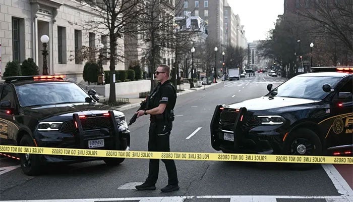 وائٹ ہاؤس کے قریب وین ڈرائیور نے گاڑی ٹکرا دی