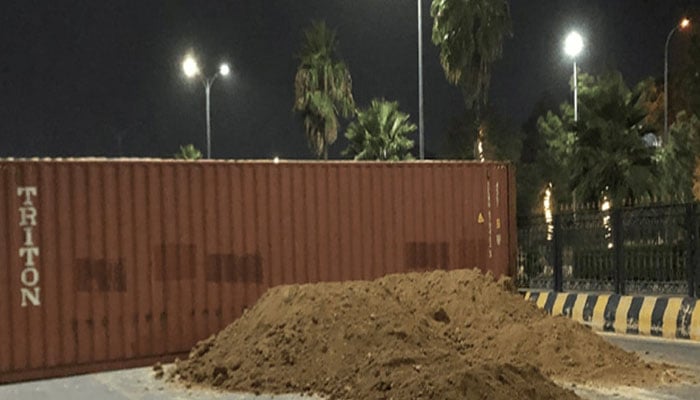 وفاقی دارالحکومت میں سکیورٹی خدشات، ریڈ الرٹ جاری، اہم شاہراہوں کو کنٹینرز لگا کر بند کر دیا گیا