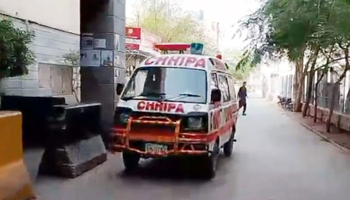 منگھوپیر، غلط سمت سے آنے والے تیز رفتار واٹر ٹینکر نے موٹرسائیکل کو کچل دیا، 15 سالہ بچہ جاں بحق