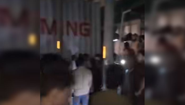 کٹی پہاڑی کے قریب تیز رفتار ٹرالر بے قابو ہوکر نجی بینک میں جا گھسا ڈرائیور جاں بحق