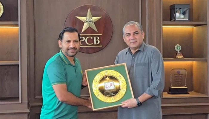 محسن نقوی کا سرفراز احمد کو خراج تحسین، اعزازی شیلڈ بھی دی