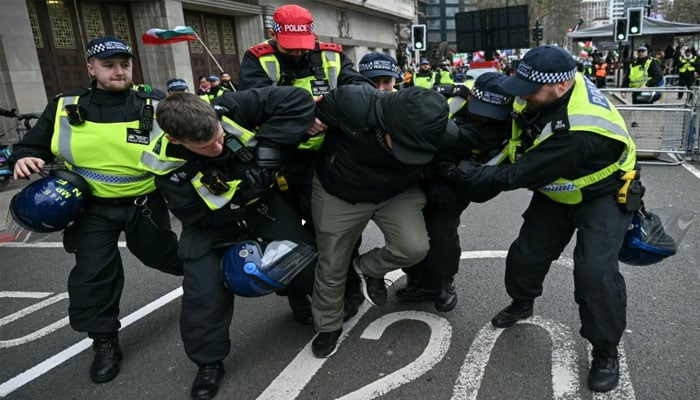لندن؛ حکومتی پابندی کے باوجود سینکڑوں افراد کی فلسطین نواز مارچ میں شرکت
