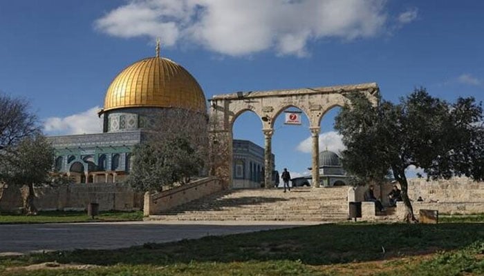 مسجد اقصیٰ مسلسل 18 ویں روز بھی نمازیوں کیلئے بند، سڑکوں پر نماز کی ادائیگی