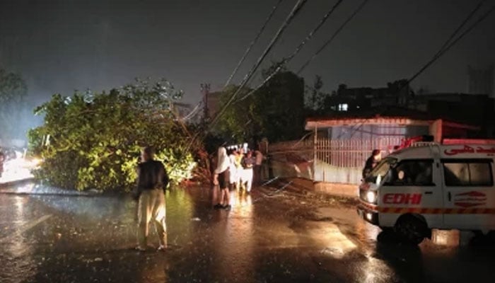 کراچی میں طوفانی بارش، حادثات، 18 افراد جاں بحق، بجلی بند، شہری سڑکوں پر پھنس گئے