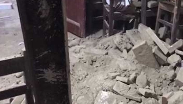 شادمان ٹاؤن میں رہائشی اپارٹمنٹ کی دوسری منزل پر کوریڈورکی چھت کا کچھ حصہ گرگیا