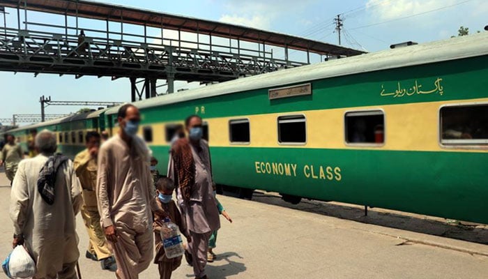 پاکستان ریلویز کی رعایتی پالیسی تبدیل  50 فیصد کی حد مقرر، صحافیوں کا احتجاج