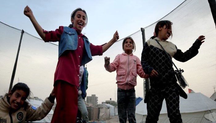 غزہ میں ملبے کے درمیان عید کی روایات برقرار، مشکلات کے باوجودخواتین کی بیکنگ