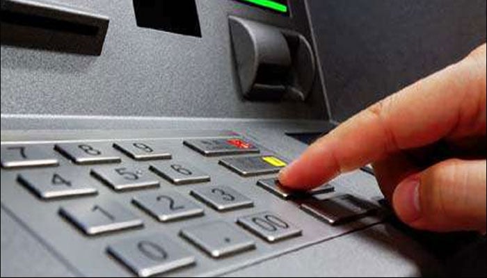 گلشن اقبال، نوسربازوں نے نوجوان سے 9 لاکھ روپے ہتھیا لئے