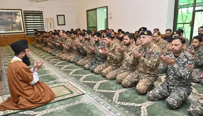 فیلڈ مارشل عاصم منیر نے فوجیوں اور افسران کیساتھ کرم میں عید منائی