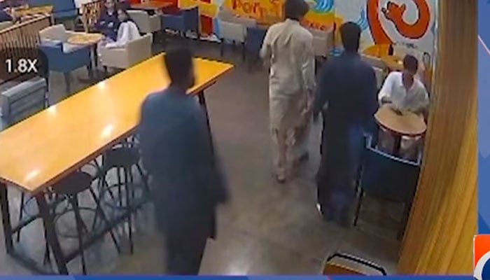 ڈیفنس بخاری کمرشل میں کافی شاپ میں نوجوان پر تشدد کی سی سی ٹی وی فوٹیج سامنے آگئی