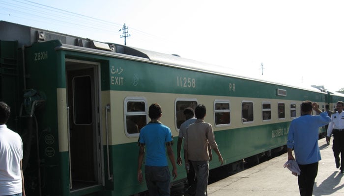 تیز گام میں کوچز کی کمی، مسافروں کا احتجاج، ریلوے پر جرمانہ کرنے، ہرجانہ دلوانے کی اپیل