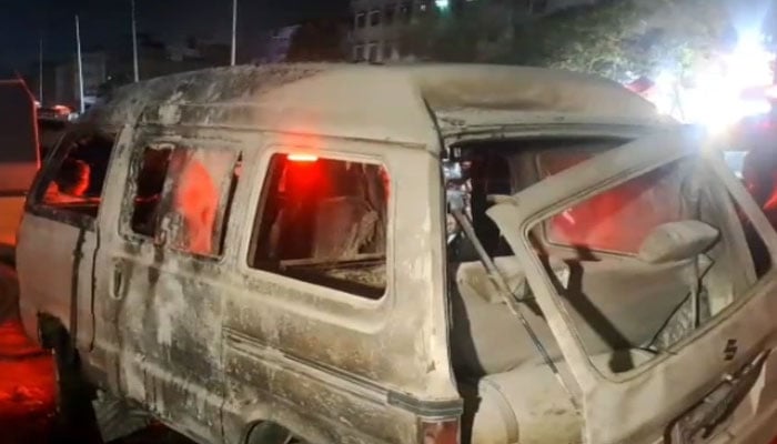 چلتی گاڑی میں آگ، ایک ہی خاندان کے 9 افراد جھلس گئے