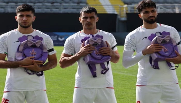 ایرانی فٹبالرز کا اسکول حملے کے شہداء کو خراج عقیدت، بلیک آرم بینڈ پہنے