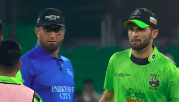 بال ٹیمپرنگ کا الزام اور جرمانہ، شاہین امپائرز کے فیصلے پر حیران