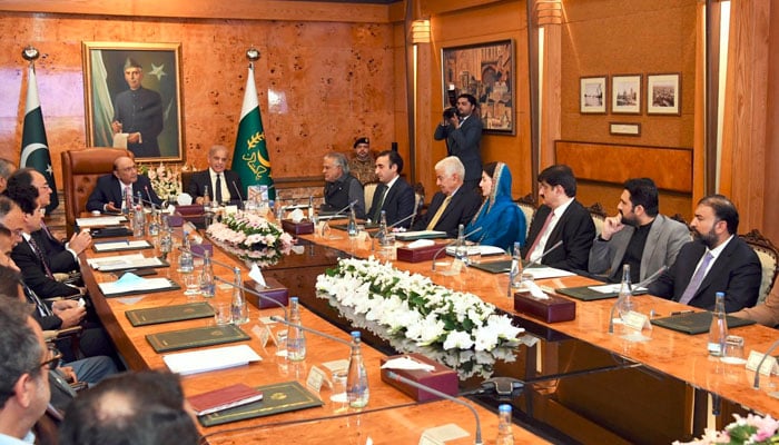 ایوان صدر میں اجلاس، صوبوں کی مخالفت پر اسمارٹ لاک ڈاؤن نہ لگانے کا فیصلہ، تیل کی کھپت میں 25 فیصد اضافہ پر آگاہی مہم چلانے کی ہدایت