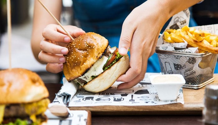 معیشت کی بہتری میں فاسٹ فوڈ انڈسٹری کا اہم کردار، لاکھوں افراد کو روزگار میسر، میرخلیل الرحمٰن سوسائٹی کا سیمینار