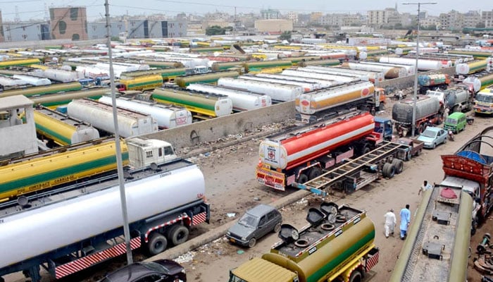 پاکستان میں ایندھن کی فراہمی کا نظام غیر یقینی صورتحال کا شکار