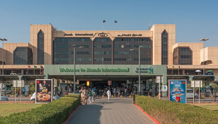 وزٹ ویزا پر اسائلم حاصل کرنے کی کوشش کرنے والی فیملی آف لوڈ