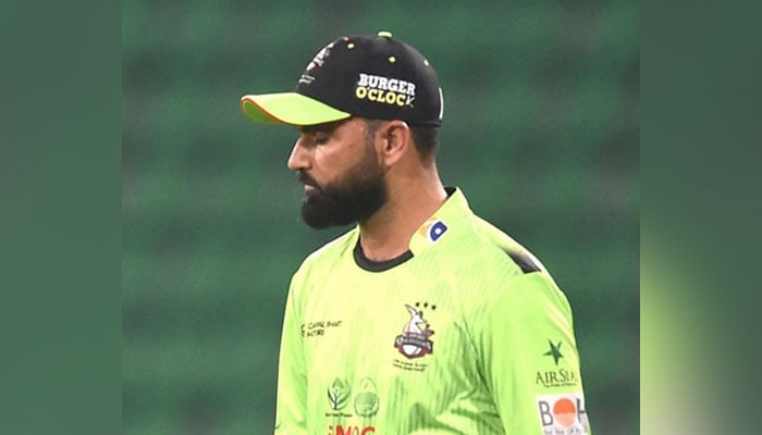 جرم سے انکار کام نہ آیا، گیند سے کھیلنے کی سزا، فخر 2 میچز کیلئے کلین بولڈ