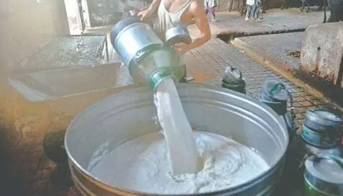مہنگائی میں اضافے کا سلسلہ جاری، کراچی میں دودھ 20 روپے فی لیٹر مہنگا