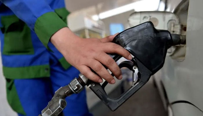 عوام پر پٹرول بم گرانے کی تیاری، فی لیٹر قیمت میں 100 روپے اضافے کا خدشہ