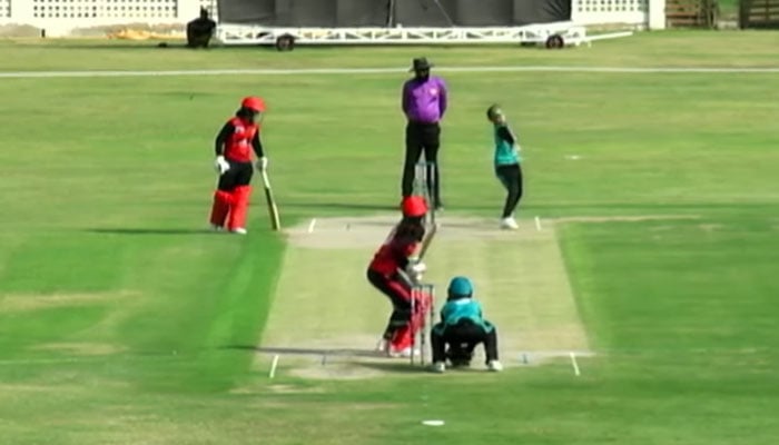 ویمنز ٹی ٹوئنٹی: مومنہ اور صائمہ کی تباہ کن بولنگ، اسٹار 64 پر ڈھیر