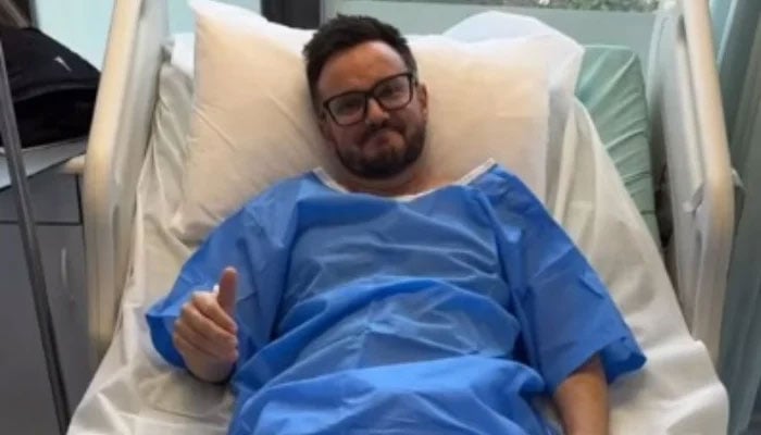 مائیک ہیسن سرجری کے بعد نیوزی لینڈ پہنچ گئے