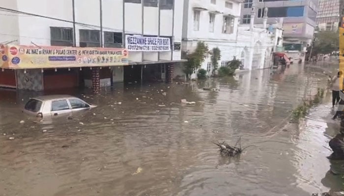 کراچی بارش سے پھر ڈوب گیا، بچی سمیت 6 جاں بحق، کھدائی اور گڑھوں سے زندگی اجیرن