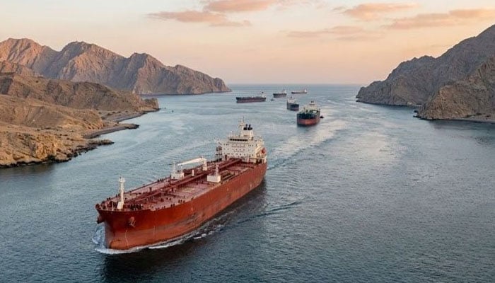 ہرمز میں خفیہ فیس، خفیہ کوڈز اور پاکستانی پرچم کے ذریعے گزرنے کی کوششیں