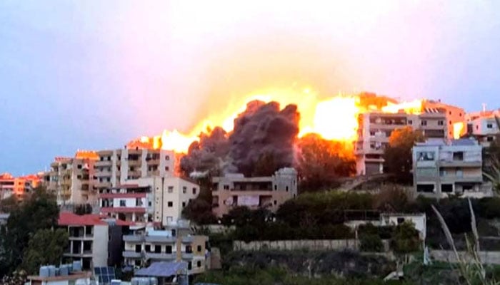 لبنان پر اسرائیلی بمباری، دو افراد شہید، پل تباہ