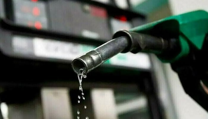 لیوی پر آئی ایم ایف نرمی ملنے کے بعد پٹرول قیمت میں 80 روپے کمی ممکن ہوئی