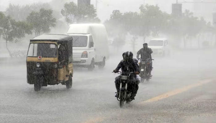 کراچی سمیت سندھ کے مختلف اضلاع میں پیر کو بارش کا امکان