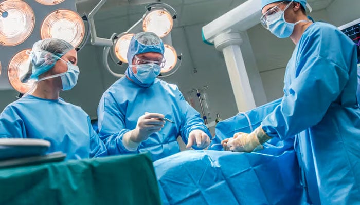 پلاسٹک سرجن نے کڈنی ٹرانسپلانٹ آپریشن کرکے لوگوں سے زیادتی کی، سپریم کورٹ