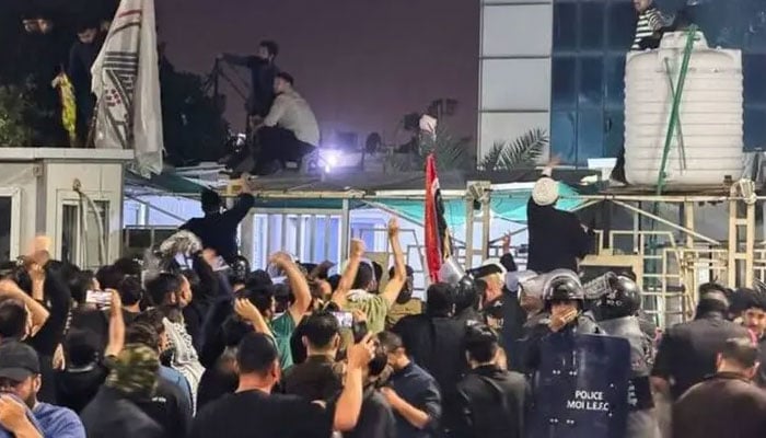 بصرہ میں مظاہرین کا قونصل خانے پر حملہ، کویت میں عراقی سفیر کی طلبی، شدید احتجاج