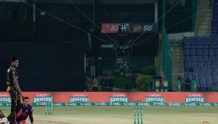 اسپائیڈر کیم کی خرابی: زلمی اور کراچی کا میچ 25منٹ رکا رہا