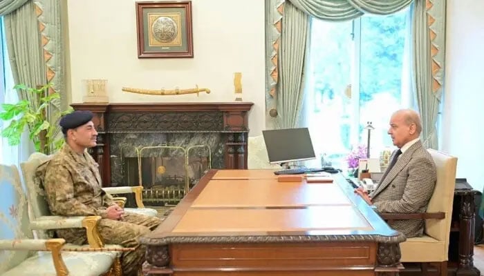 شہباز یا عاصم منیر، مذاکرات کا لیڈر کون، بھارتی صحافی کا سوال، حامد میر کا کرارا جواب