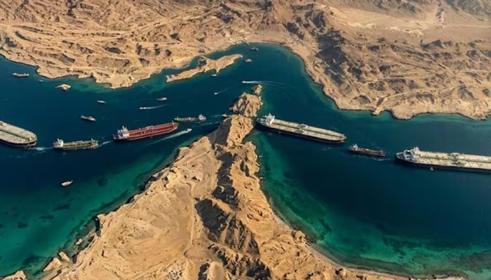 آبنائے ہرمز پر ایران کا نیا پروٹوکول، جہازوں سے ٹیکس لینے کی تیاری