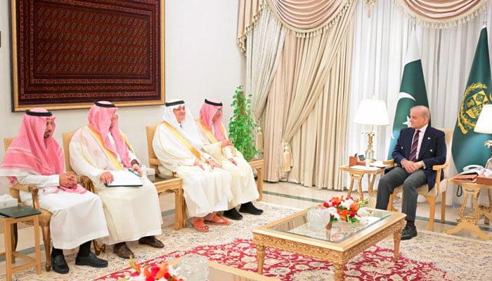 سعودی وزیر خزانہ کی پاکستان آمد، وزیراعظم سے ملاقات، تعاون بڑھانے پر اتفاق