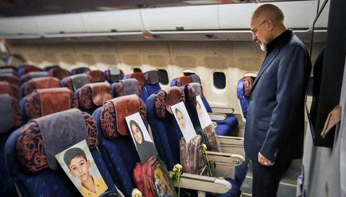 ایرانی وفد کے طیارے میں اسکول کی 168 شہید بچوں کی تصاویر، جذباتی منظر