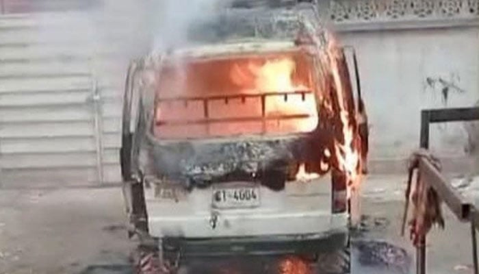 پاپوش نگر، آگ لگنے سے اسکول وین جل گئی، ڈرائیور جھلس کر زخمی، بچے موجود نہیں تھے