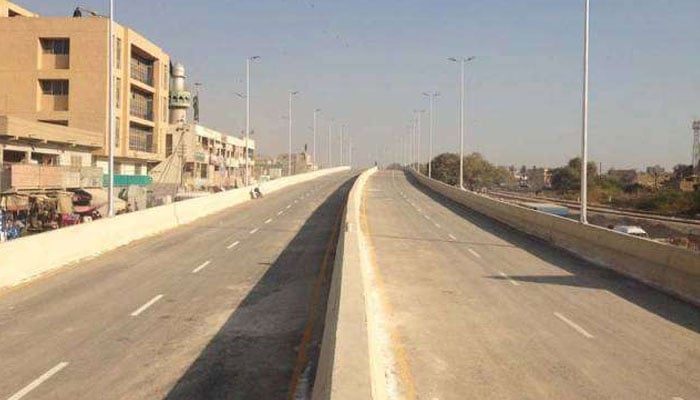 عزیز بھٹی فلائی اوور کا ایک حصہ بیٹھ گیا