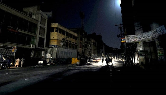 پاور ڈویژن کا پیک آورز میں روزانہ سوا 2 گھنٹے بجلی کی لوڈشیڈنگ کا اعلان