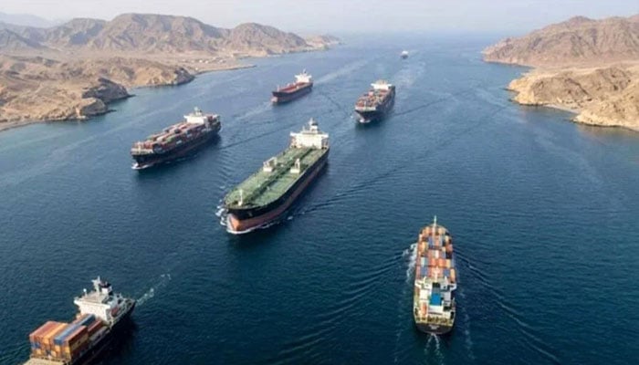 آبنائے ہرمز کھلنے کا اعلان، ڈالرکی قدر ہفتے میں دوسری بار کم