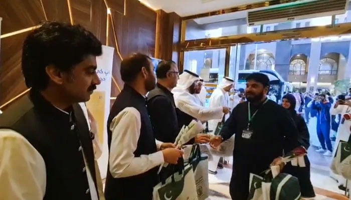 پاکستانی عازمینِ حج کی  پہلی پرواز کا مدینہ میں شاندار استقبال