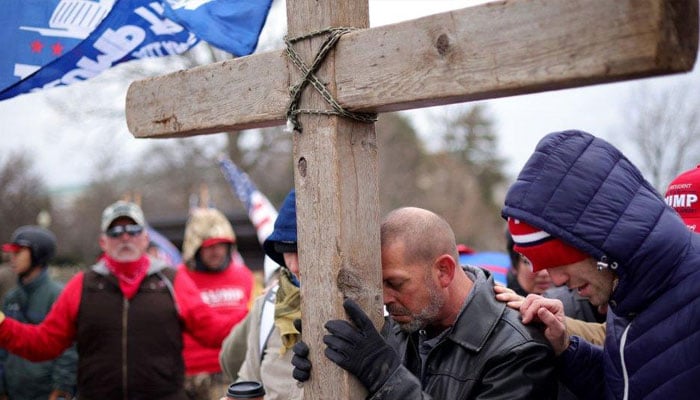 ٹرمپ کے مذہبی حامی ناراض، پوپ سے تنازع اور خود کو مسیح سے ملانا اور مہنگا پڑ گیا