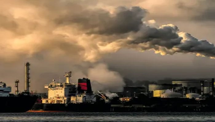 فوسل فیولز سے نجات کیوں مشکل؟ معیشت، سیاست اور لابنگ بڑی رکاوٹیں