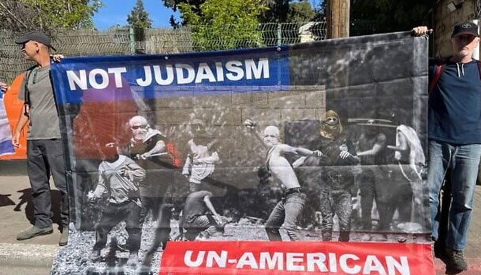 مقبوضہ بیت المقدس میں اسرائیلیوں کا امریکی سفیر کے گھر کے باہر مظاہرہ