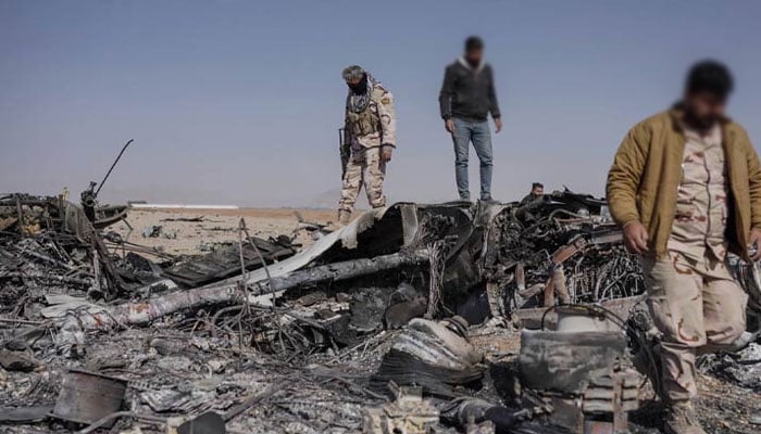 ایران نے تباہ امریکی طیاروں کے ملبہ پر اپنے پرچم لہرائے، روسی میڈیا