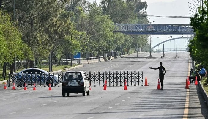 اسلام آباد میں ریڈ زون کے اطراف ٹریفک پابندیاں ختم؛ ڈار کا جڑواں شہروں کے شہریوں کا شکریہ
